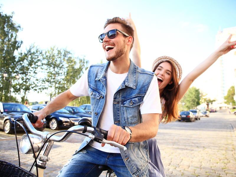 Mladić i djevojka na biciklu